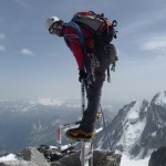 Sur la croix au sommet du Mont-Blanc du Tacul