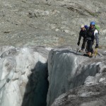 Ecole de glace - Alpinistes au bord du trou, c'est mieux qu'au fond!