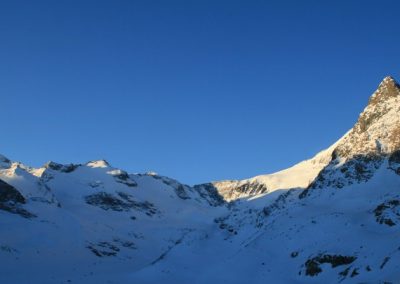 Raid ski Haute Maurienne - Premiers rayons de soleil sur la Petite Ciamarella et l'Albaron