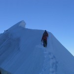 Sur le fil de l'arête neigeuse entre l'aiguille de Bionnassay et le Mont Blanc