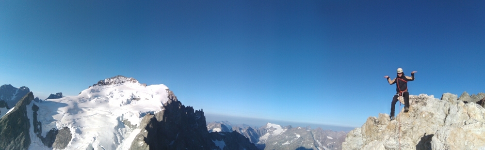 Stage autonomie alpinisme - Oisin au sommet de la Roche Faurio