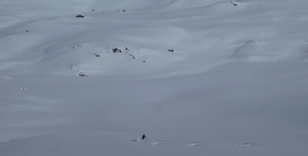 Ski rando terre rouge - Vers la Pissine - David honore cette vierge poudreuse